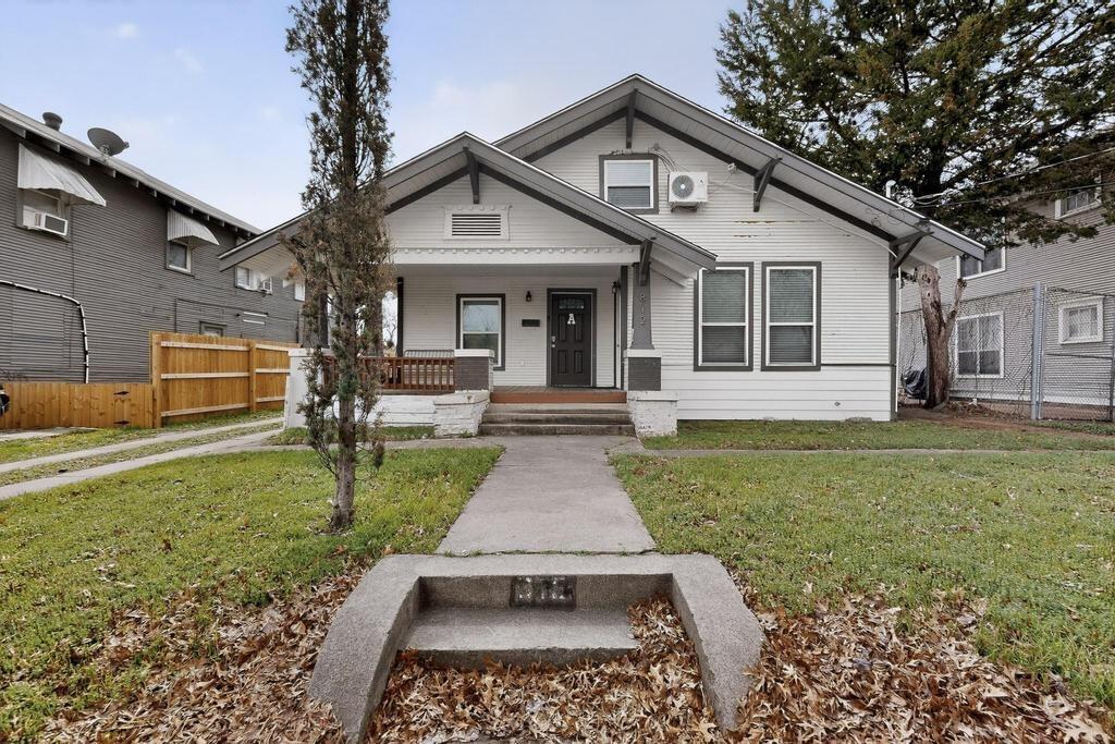812 Centre Street Property Photo 1