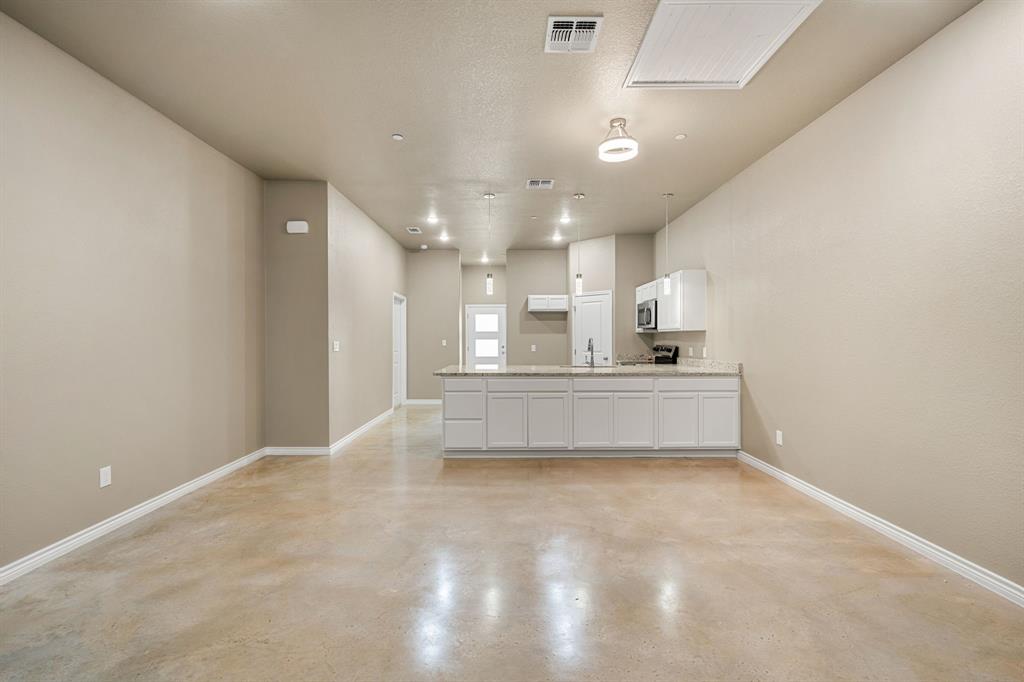 408 W Avenue C Property Photo 11