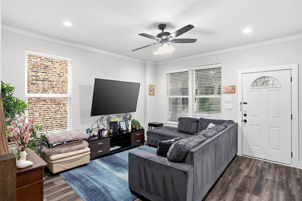 100 Newport Place Property Photo 7