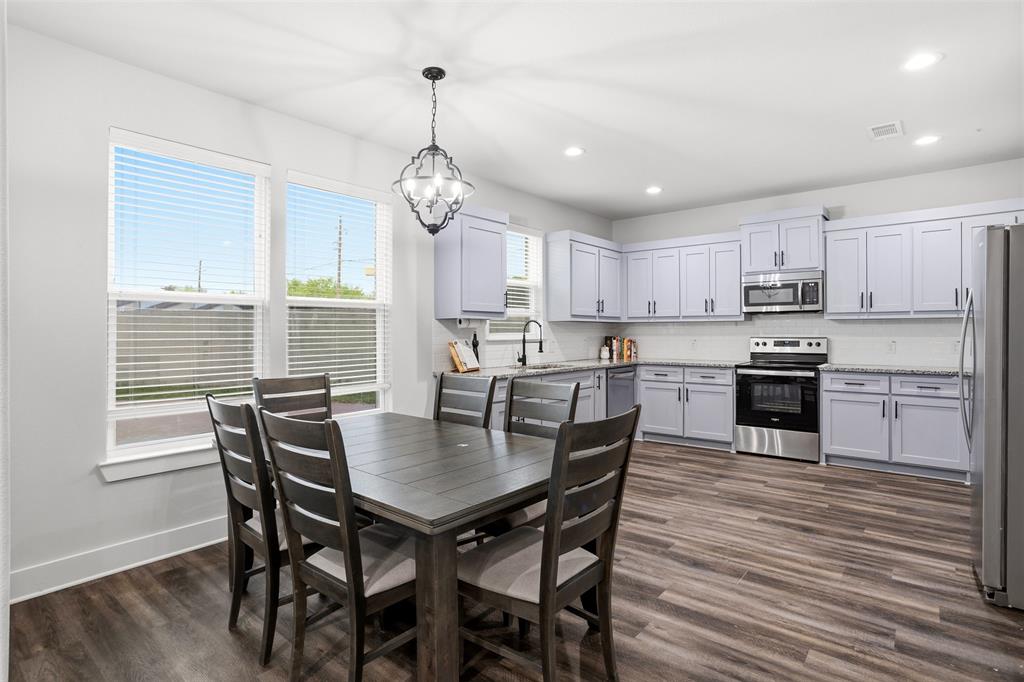 100 Newport Place Property Photo 10