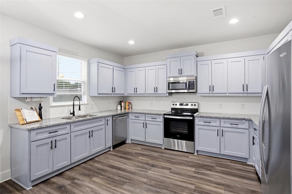 100 Newport Place Property Photo 11