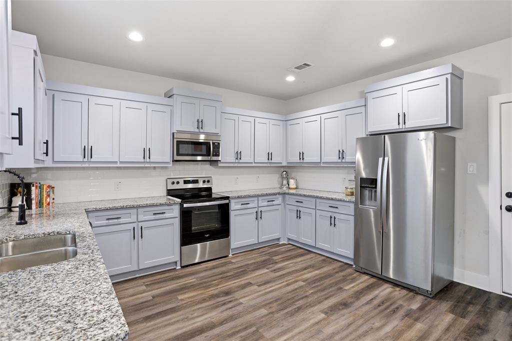 100 Newport Place Property Photo 12