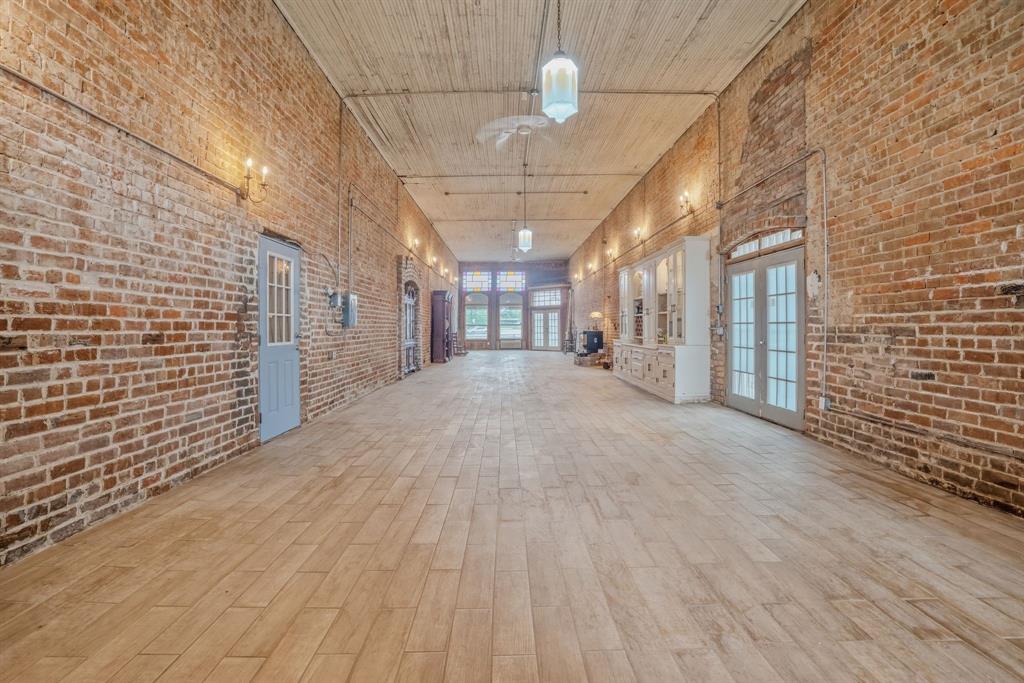 2 S Plaza Street Property Photo 8