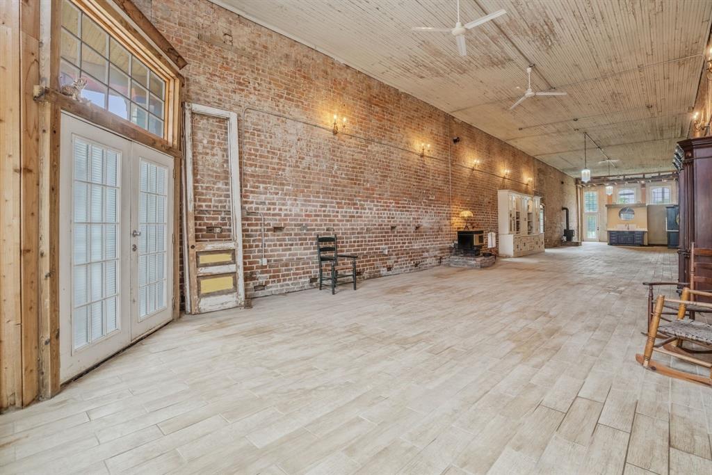 2 S Plaza Street Property Photo 11
