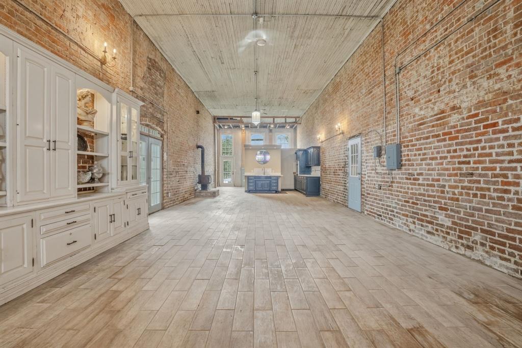 2 S Plaza Street Property Photo 19