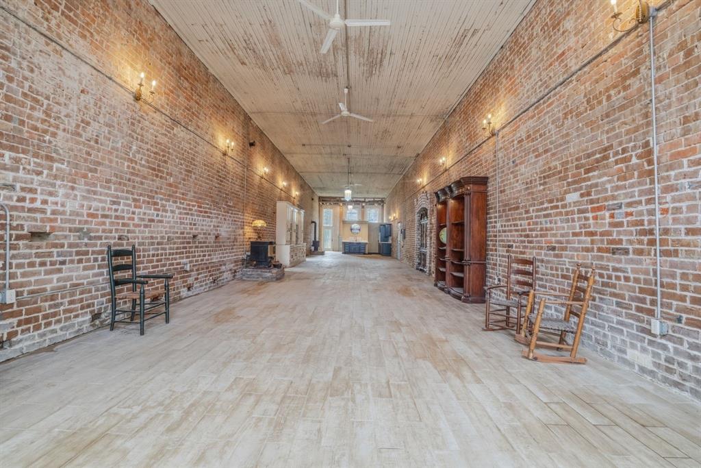 2 S Plaza Street Property Photo 21