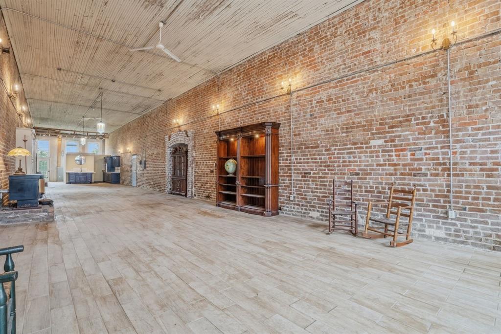 2 S Plaza Street Property Photo 22