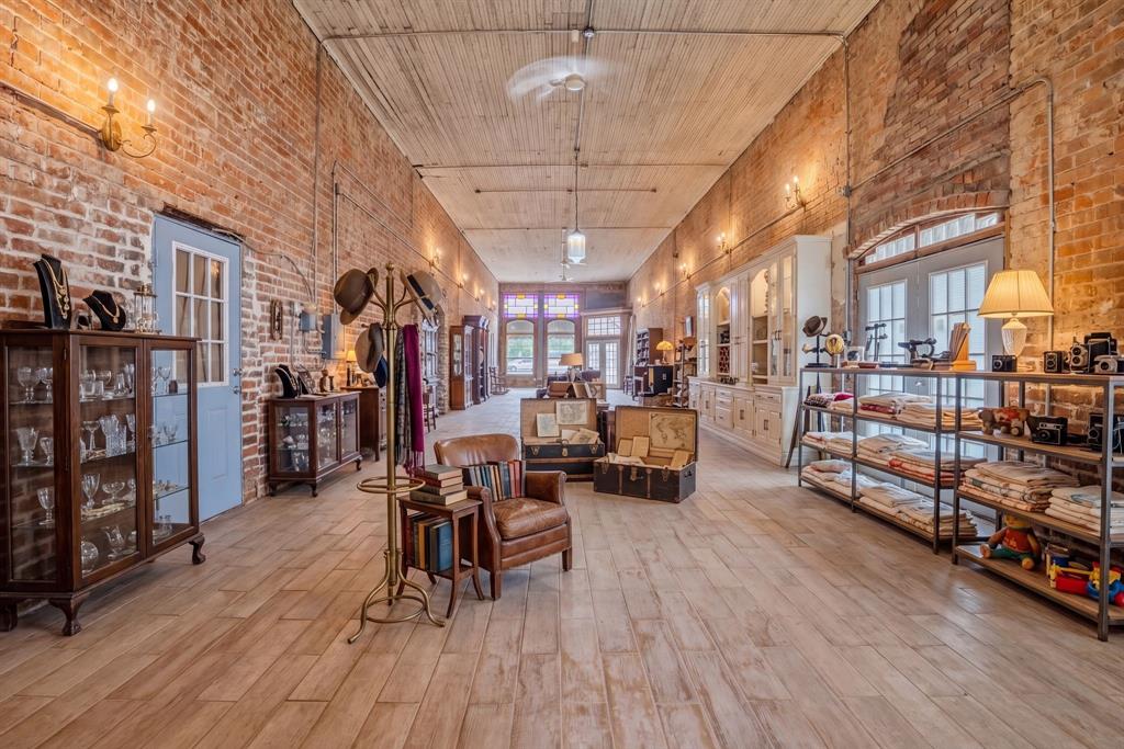 2 S Plaza Street Property Photo 34