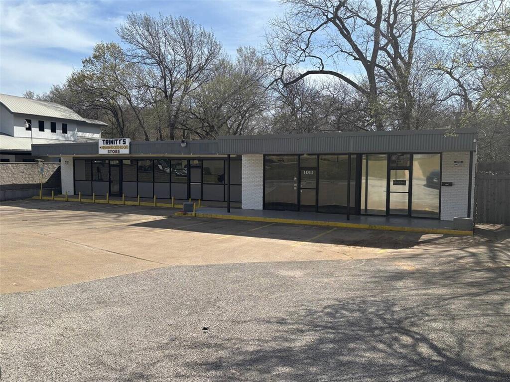 1009 N Bowen Road Property Photo 1
