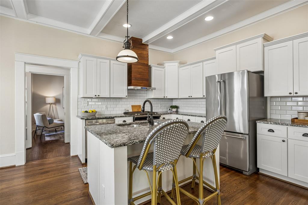 214 S Montclair Avenue Property Photo 6
