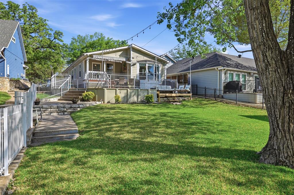 1105 E Lake Drive Property Photo 2