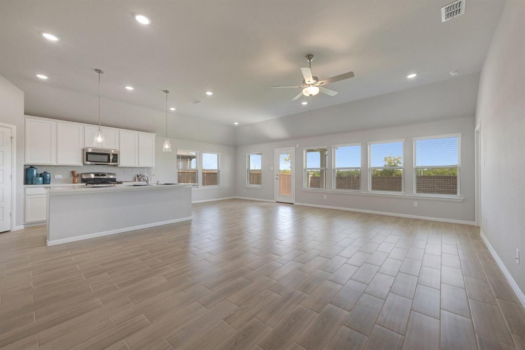 2700 Tamarack Lane Property Photo 4