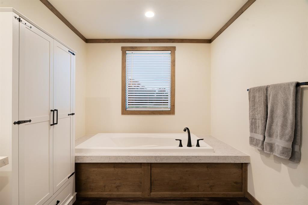 5889 Farm Road 910 Property Photo 23