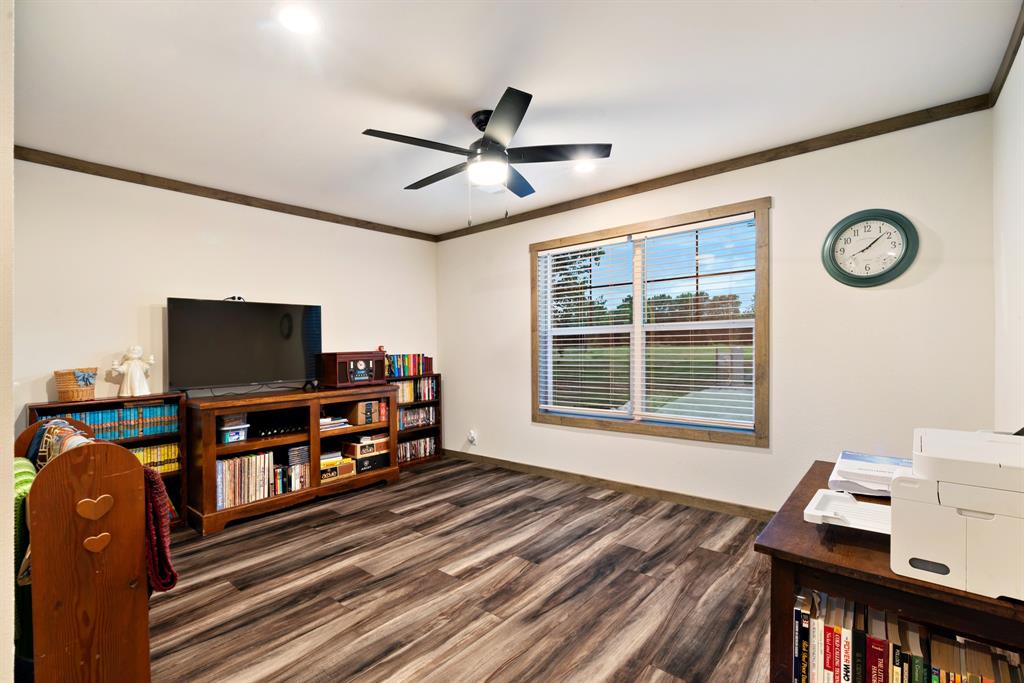5889 Farm Road 910 Property Photo 30