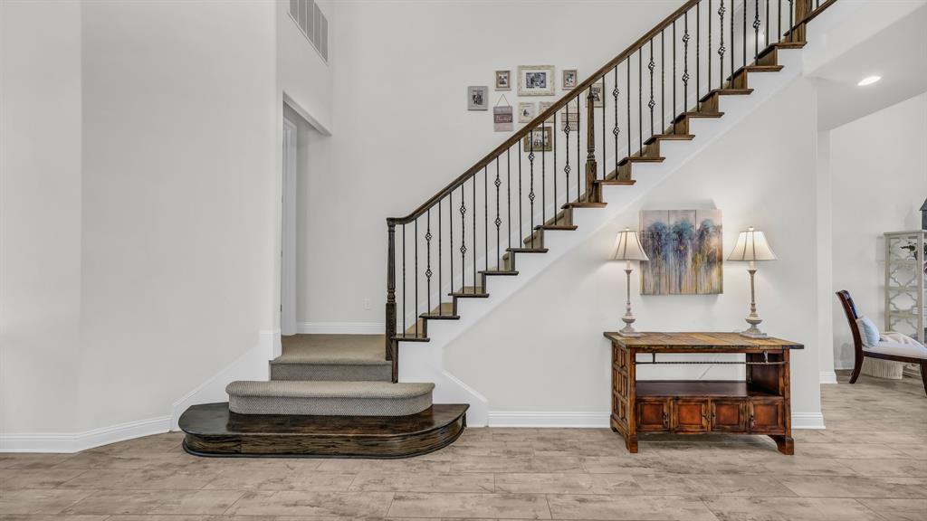 1709 Roundtree Circle Property Photo 3