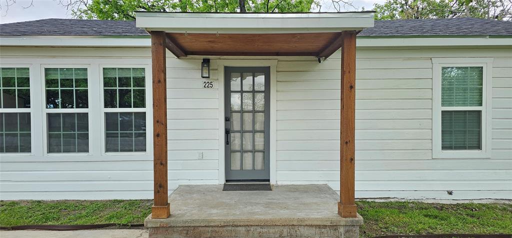 225 S Avenue D Property Photo 9
