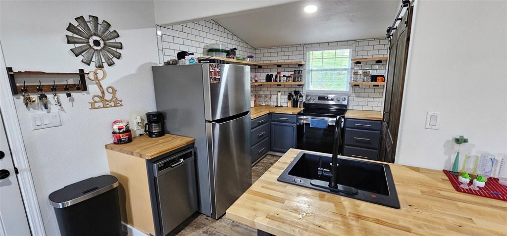 225 S Avenue D Property Photo 15