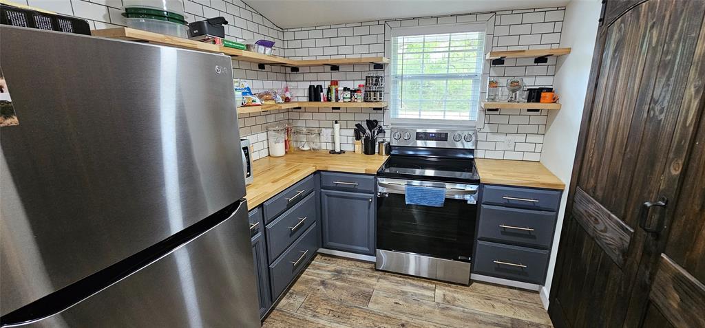 225 S Avenue D Property Photo 17