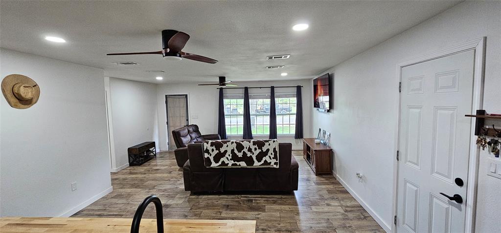 225 S Avenue D Property Photo 19