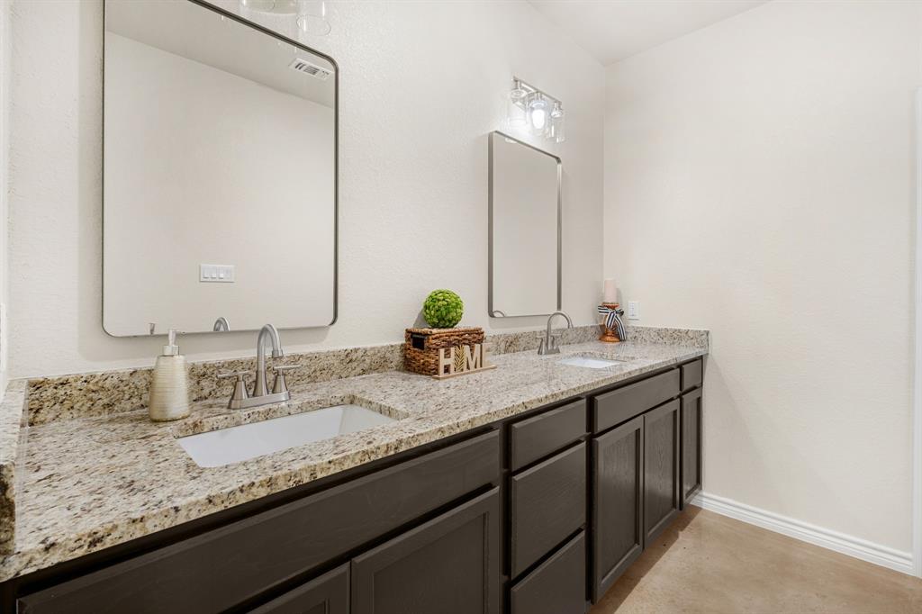 410 W Avenue C Property Photo 17