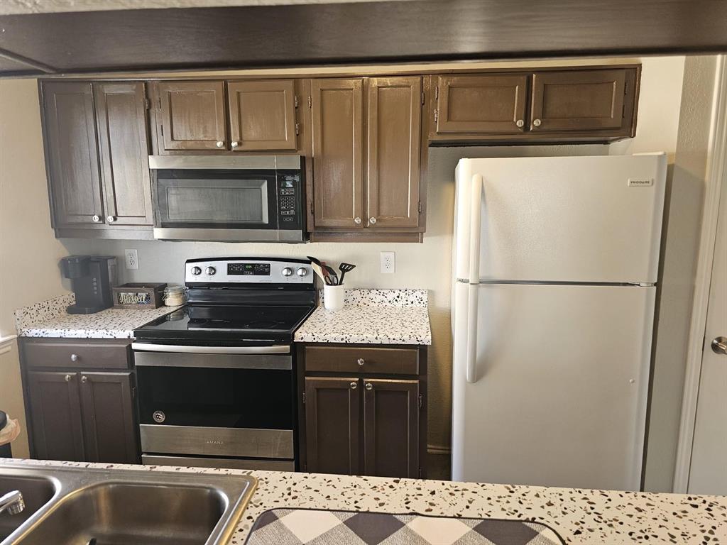 1728 Crest Point Drive Property Photo 4