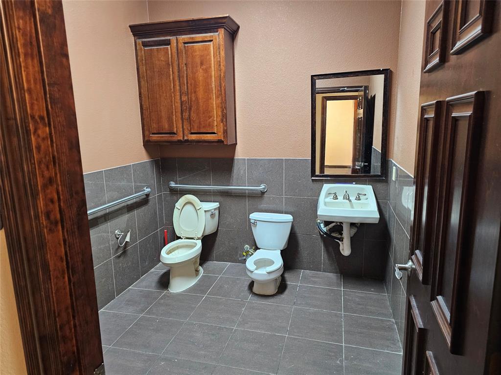 1111 Kinwest Parkway Property Photo 9