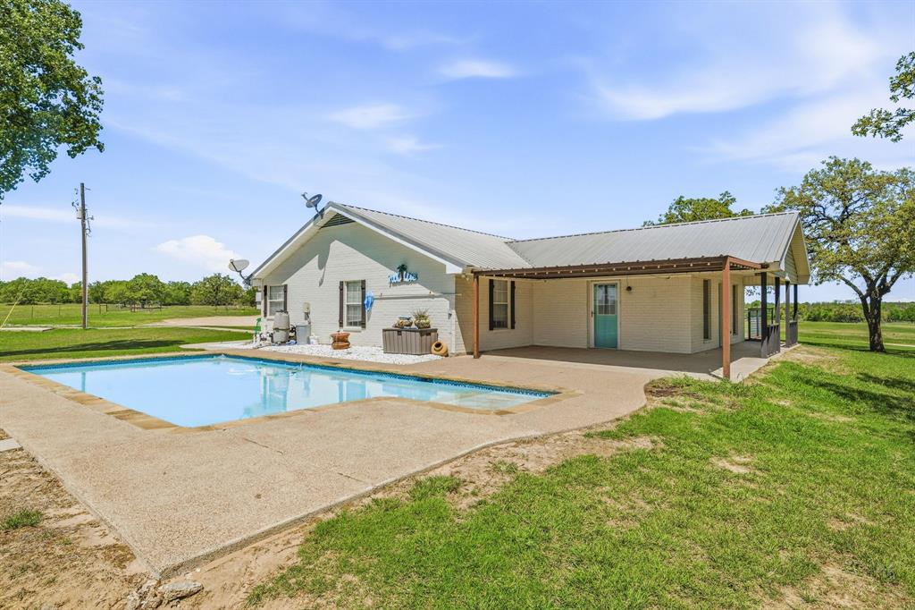 802 Private Road 1675 Property Photo 4