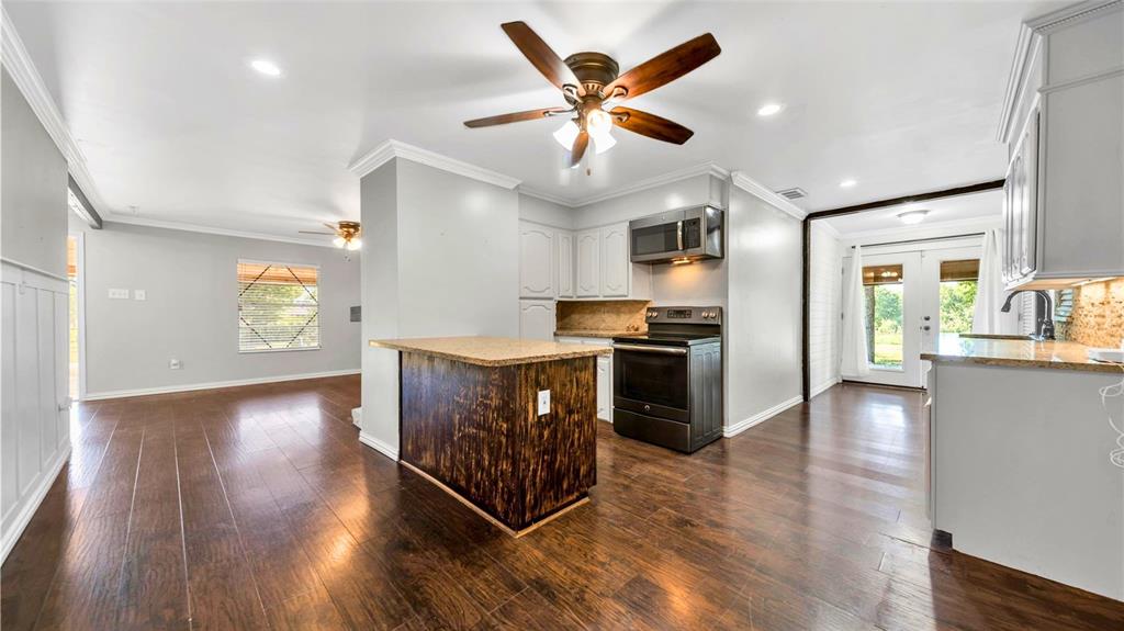 1542 W Reindeer Road Property Photo 1
