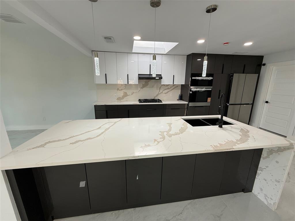 2025 San Miguel Drive Property Photo 4