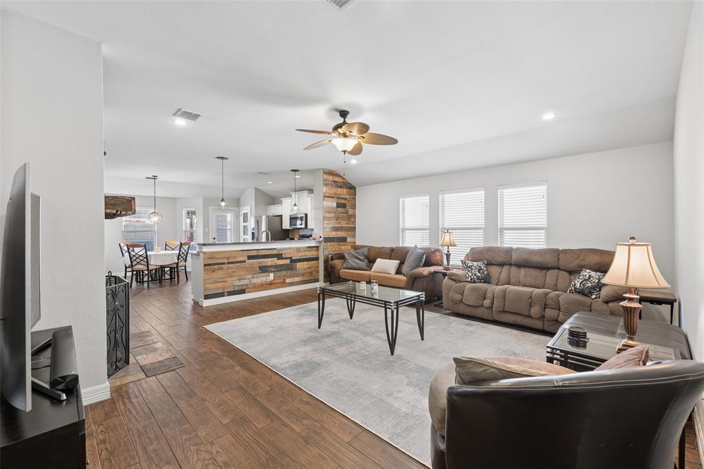 1512 Rosson Road Property Photo 4