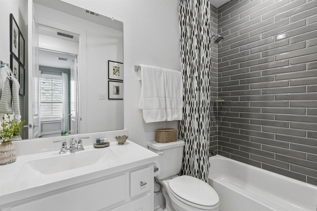 704 Streetside Lane Property Photo 13