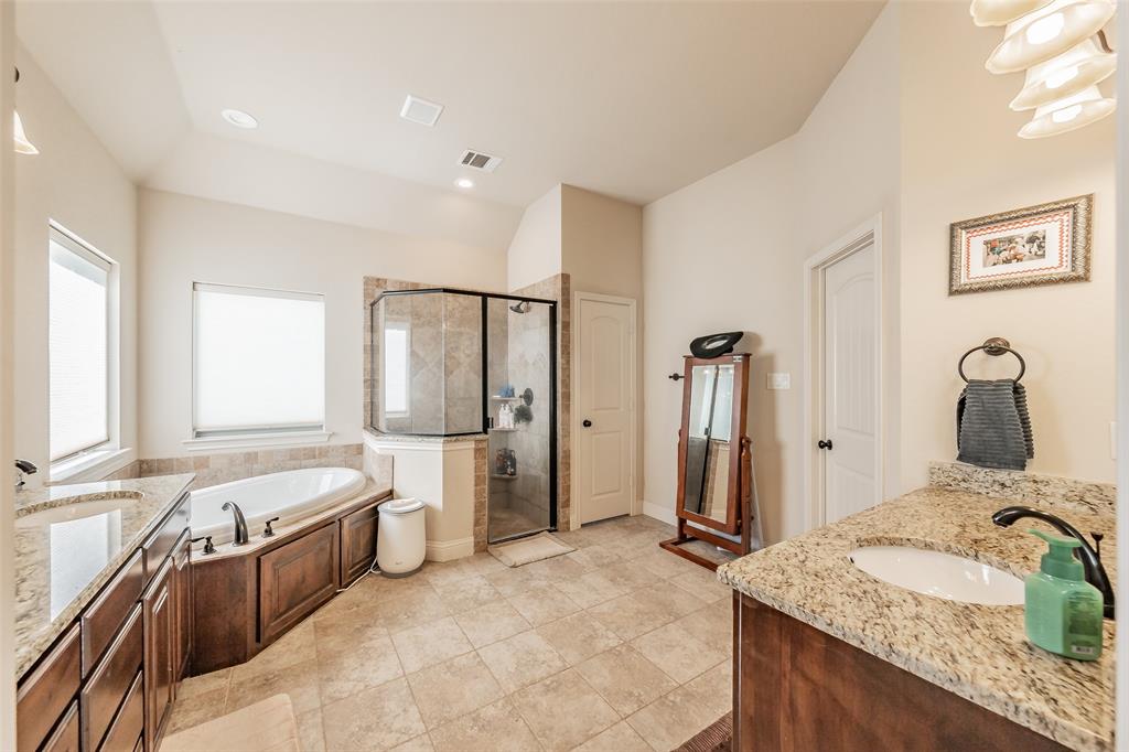 5001 Oak Mill Drive Property Photo 8