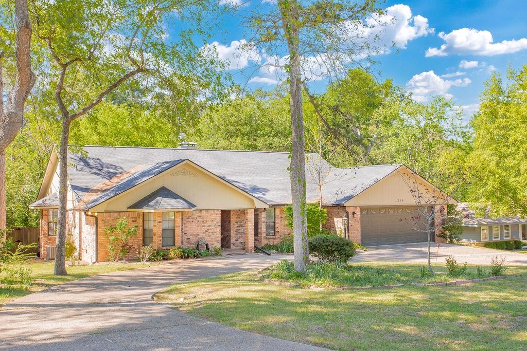 1208 Hilltop Run Property Photo 3