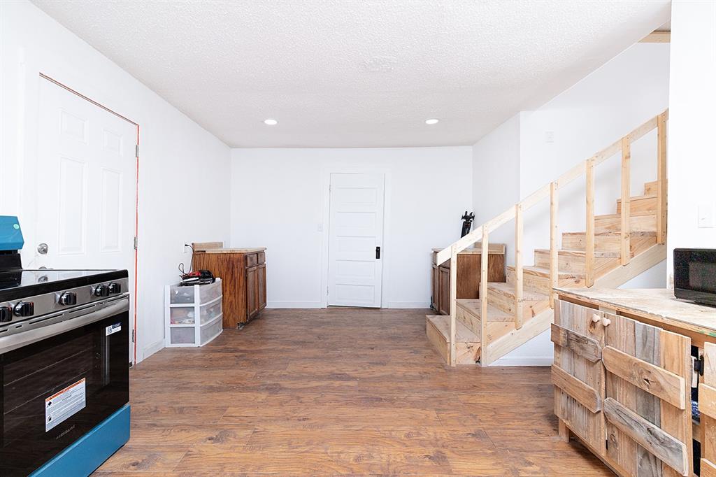607 W 6th Street Property Photo 5