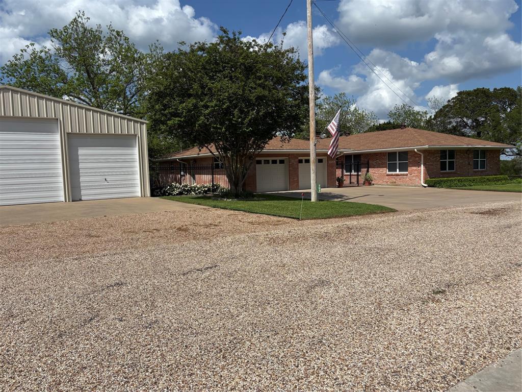 209 County Road 1764 Property Photo 4