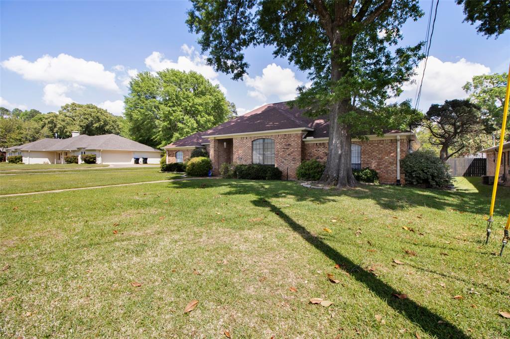 902 Kingsbury Court Property Photo 2