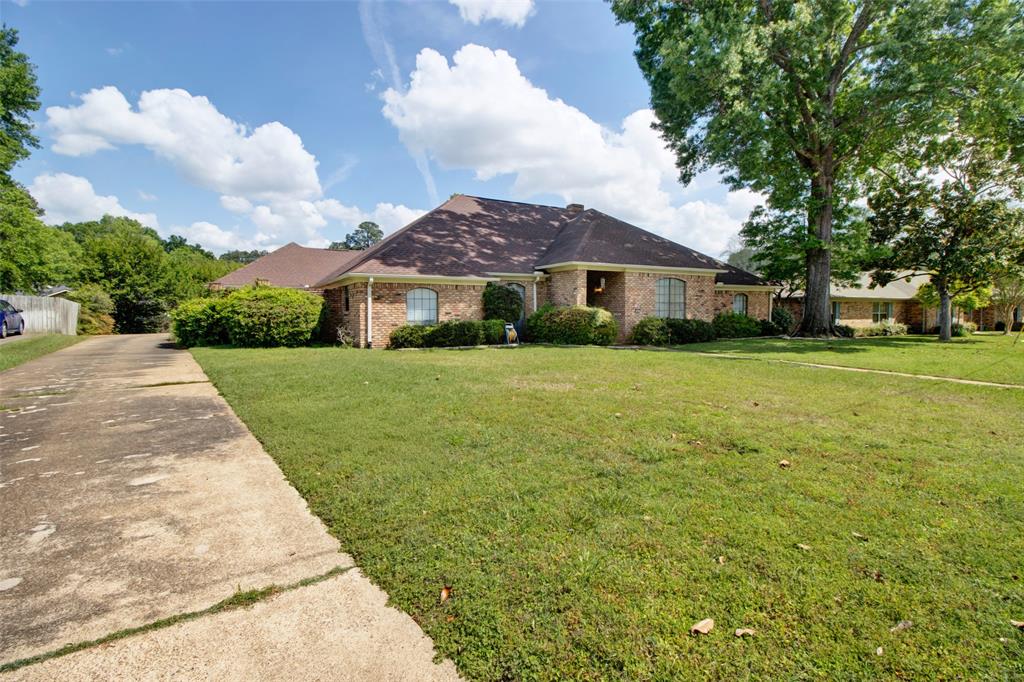 902 Kingsbury Court Property Photo 3