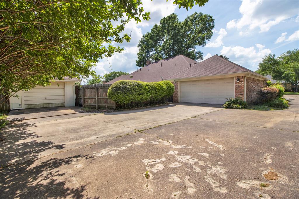 902 Kingsbury Court Property Photo 4