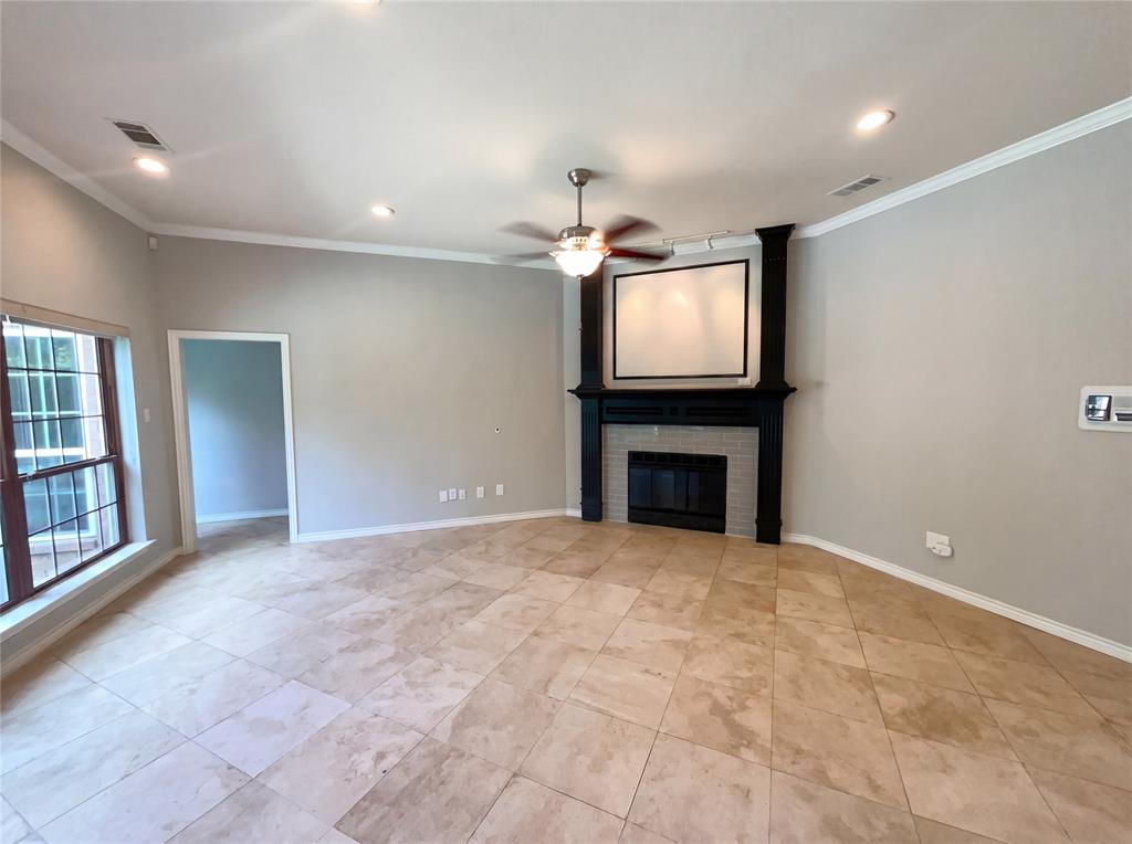 2400 Creekview Drive Property Photo 2