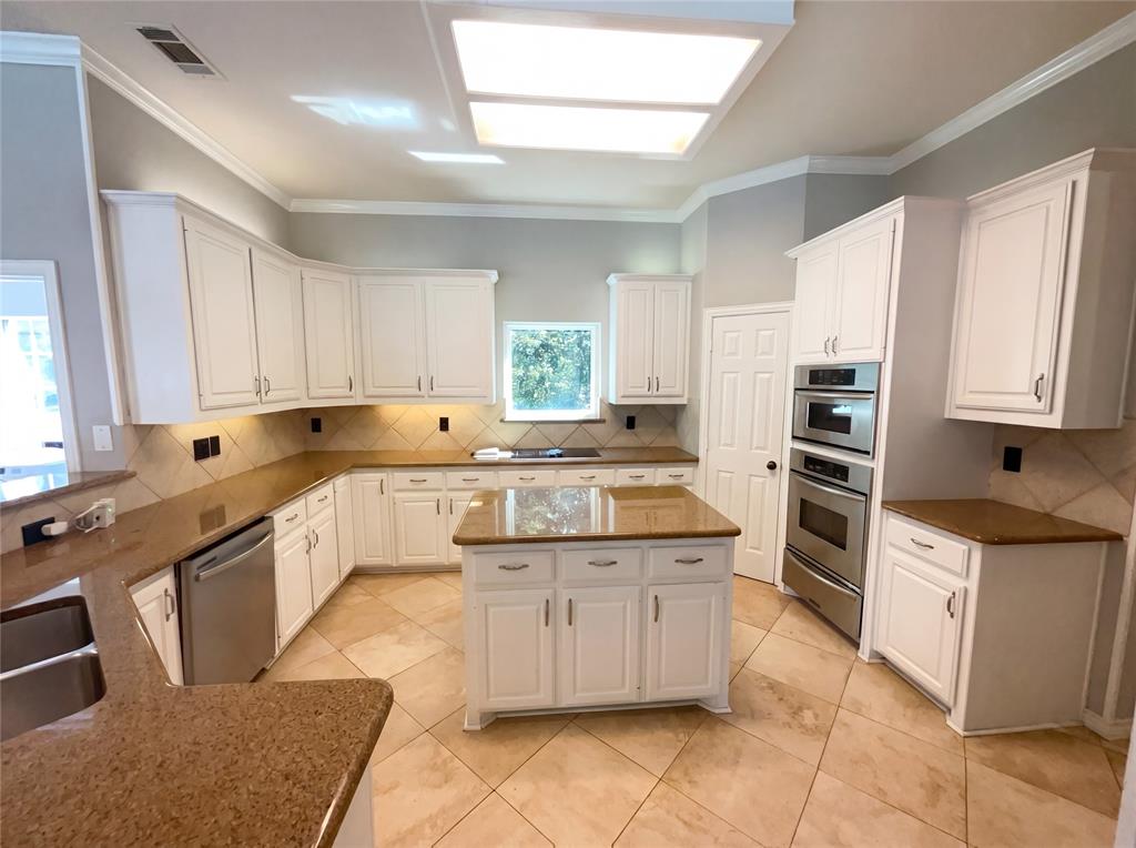 2400 Creekview Drive Property Photo 3