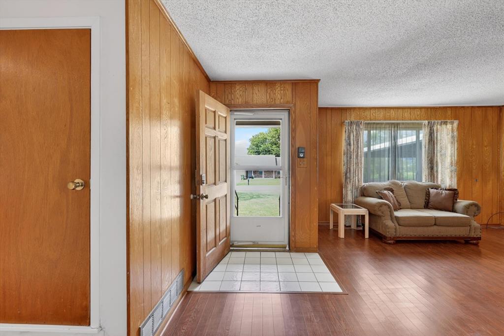 624 N Avenue A Property Photo 6
