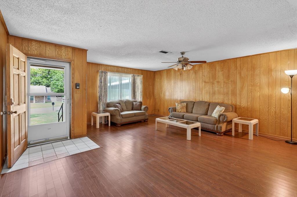 624 N Avenue A Property Photo 7
