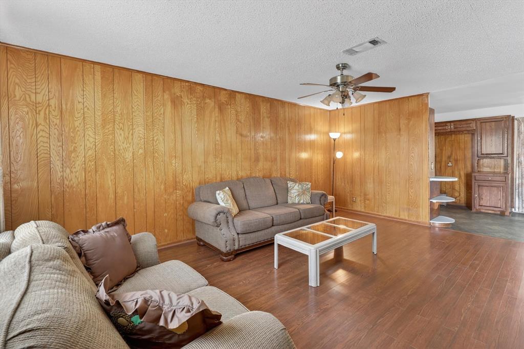 624 N Avenue A Property Photo 8