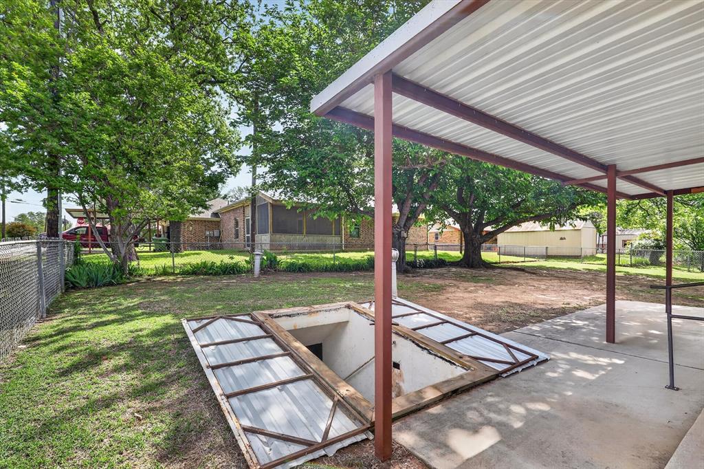 624 N Avenue A Property Photo 23