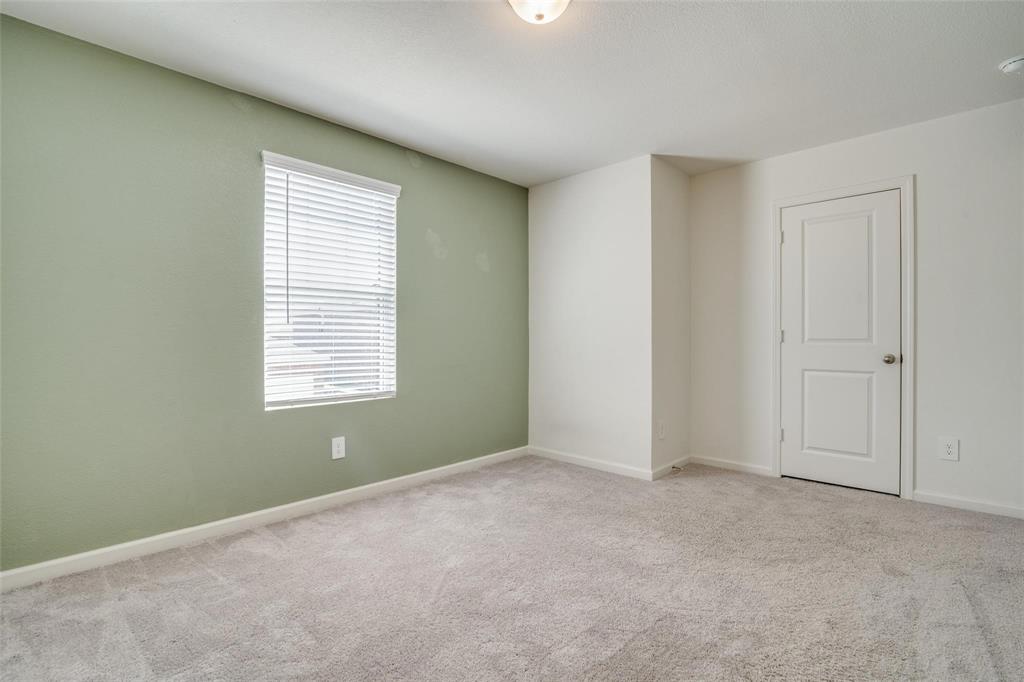 731 Yorkshire Drive Property Photo 2