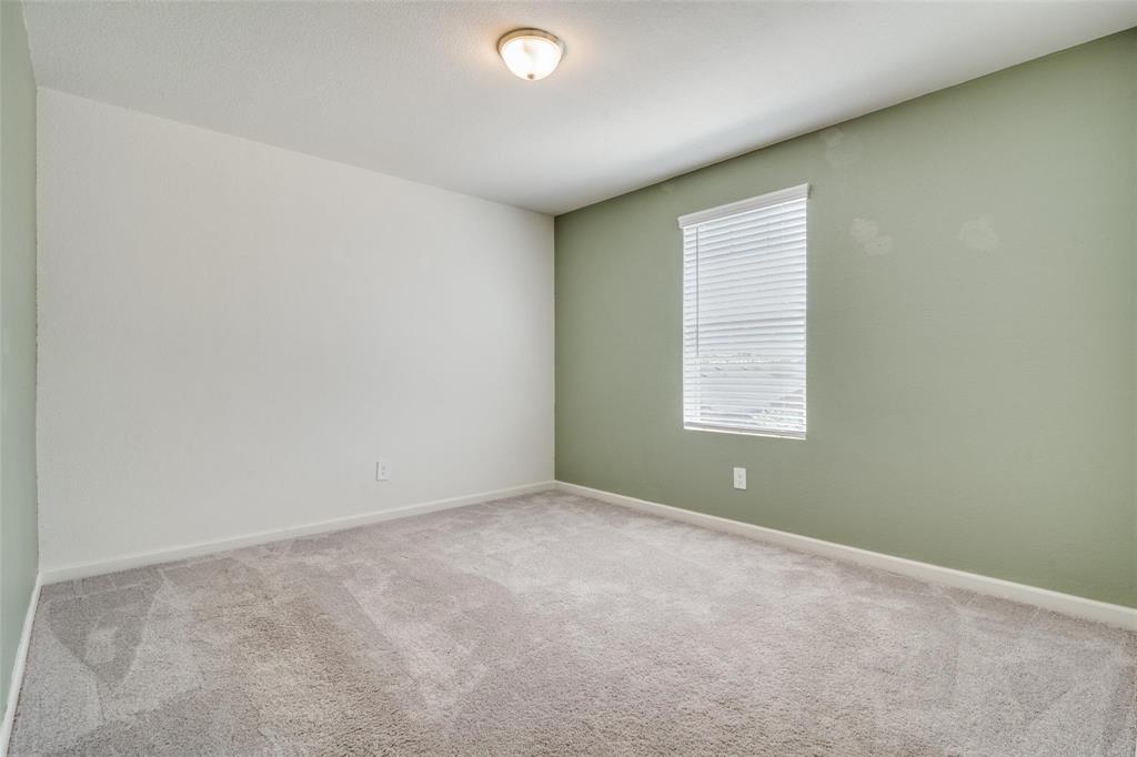 731 Yorkshire Drive Property Photo 3