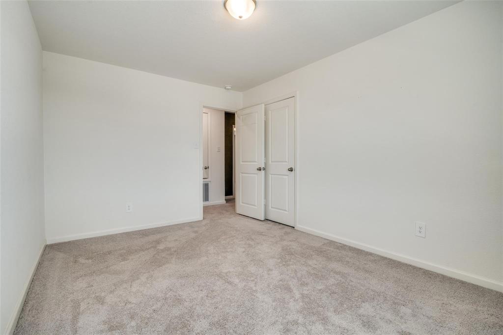 731 Yorkshire Drive Property Photo 5