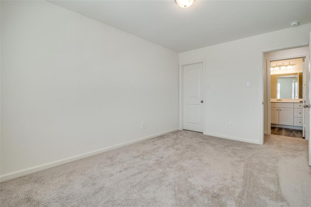 731 Yorkshire Drive Property Photo 7