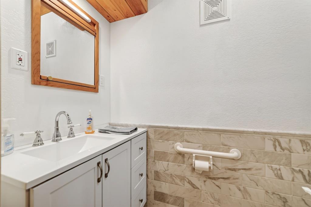 858 County Road 1006 Property Photo 16