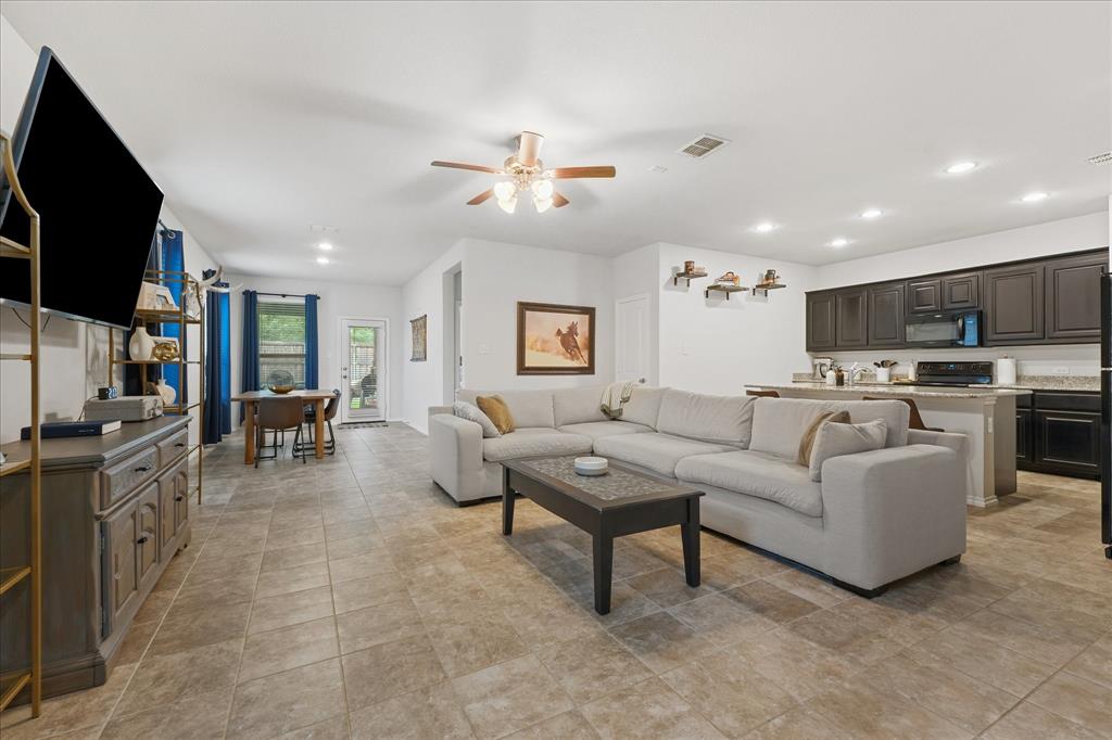 585 Concho Street Property Photo 4